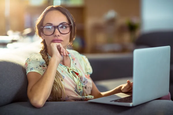 Eftertänksam kvinna med laptop — Stockfoto