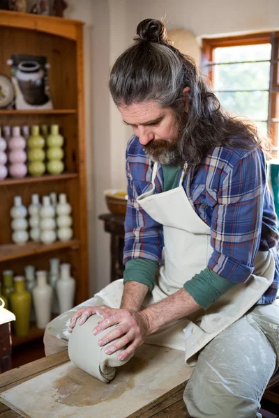 Mannelijke potter molding clay — Stockfoto