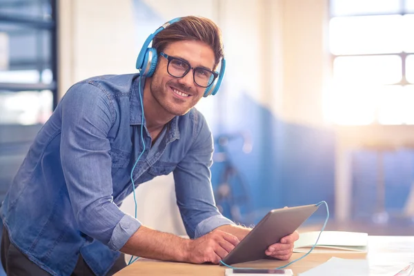 Business executive listening to music on tablet — Stock Photo, Image