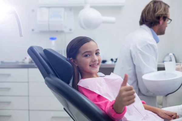 Jovem paciente sorridente sentado na cadeira do dentista — Fotografia de Stock