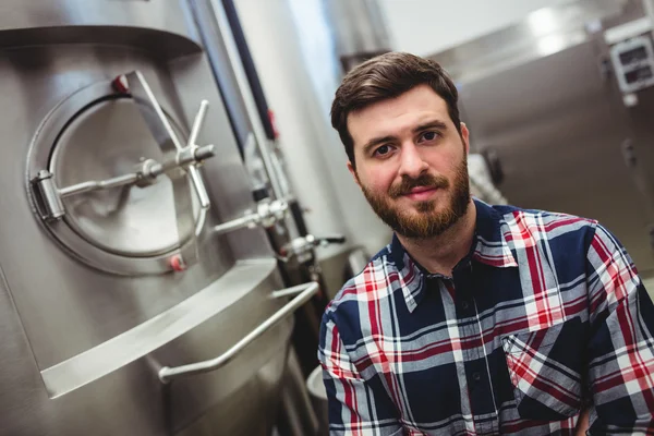 Fabricante masculino standingin cervejaria — Fotografia de Stock