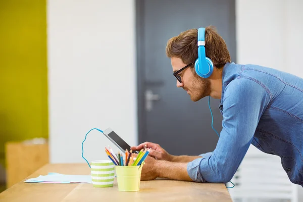 Бизнес-менеджер слушает музыку на планшете — стоковое фото