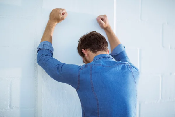 Müder Geschäftsmann lehnt an Wand — Stockfoto