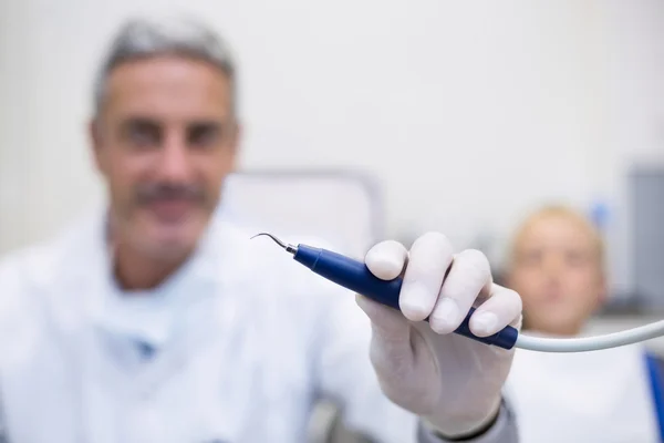 Dentista segurando ferramenta dentária — Fotografia de Stock