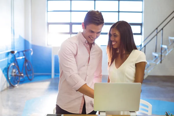 Business människor diskutera över laptop — Stockfoto