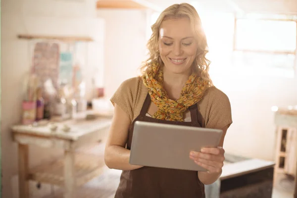 Female potter using digital tablet — Stock Photo, Image