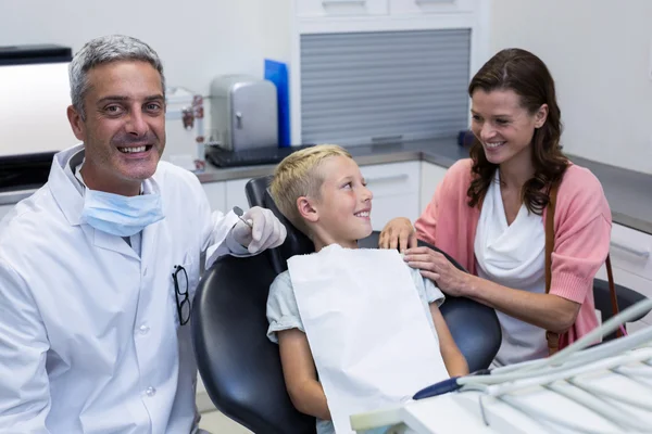 Madre e hijo hablando mientras el dentista examina — Foto de Stock