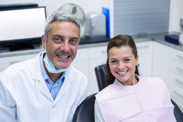 Porträt eines lächelnden Zahnarztes und jungen Patienten — Stockfoto