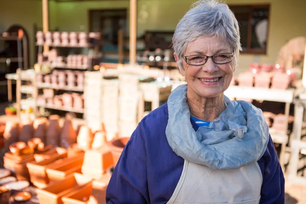 Femme potier en atelier de poterie — Photo