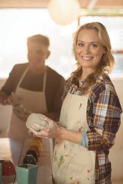 Kvinnliga potter står i keramik butik — Stockfoto