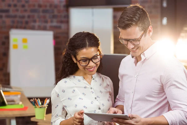 Gente de negocios mirando tableta — Foto de Stock