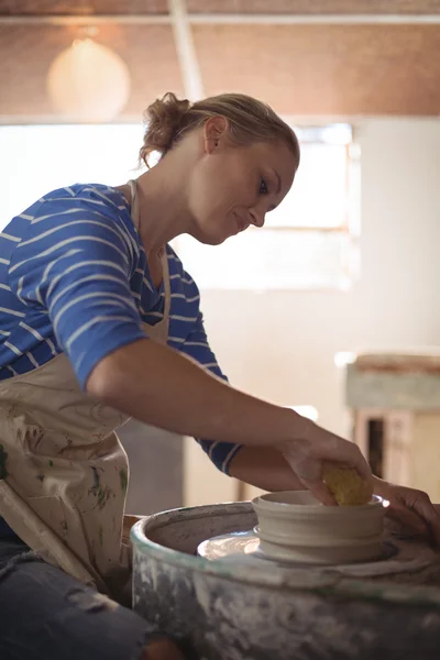 Hermosa alfarera haciendo olla — Foto de Stock