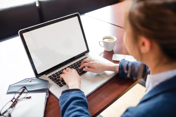 Kobieta korzysta z laptopa w kolegium — Zdjęcie stockowe