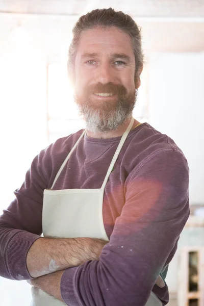 Alfarero de pie en taller de cerámica — Foto de Stock