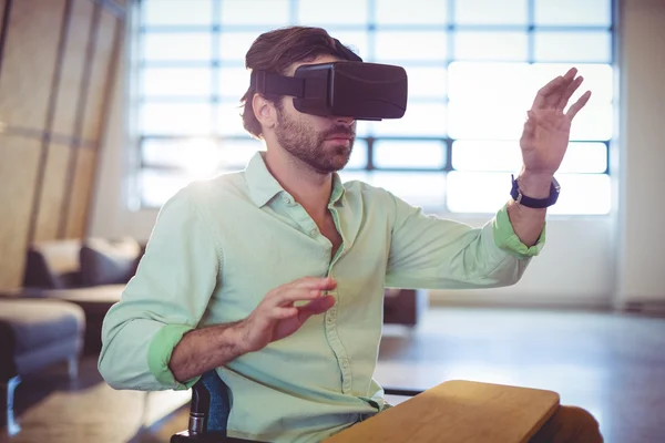 Manliga företagsledare använder virtuella glasögon — Stockfoto