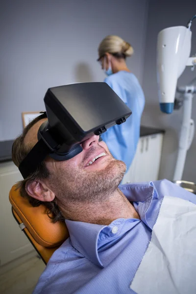 Uomo sorridente utilizzando la realtà virtuale — Foto Stock