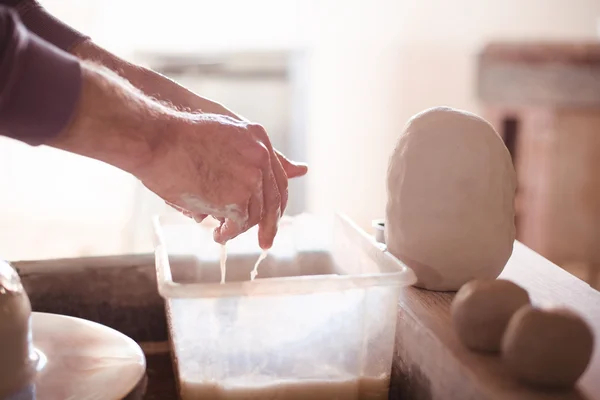 Mannelijke potter wassen van de handen — Stockfoto