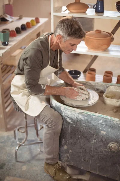 Alfarero macho haciendo olla en taller de cerámica — Foto de Stock