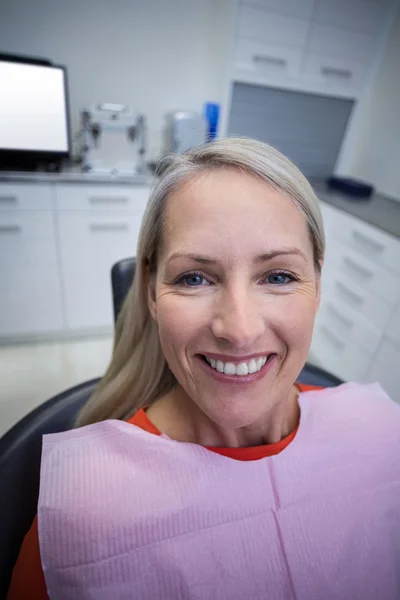 Пациентка сидит на стоматологическом стуле — стоковое фото