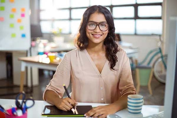 Zakenvrouw met behulp van grafische Tablet PC — Stockfoto