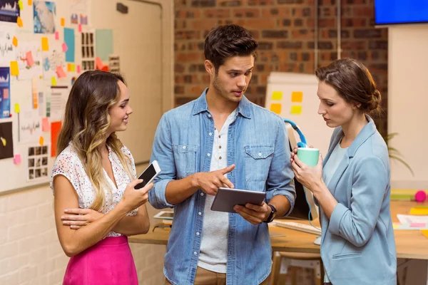 Gli uomini d'affari discutono su tablet digitale — Foto Stock