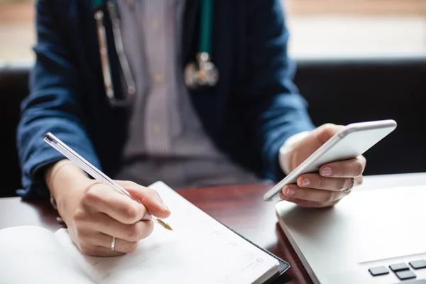 Médica feminina usando telefone celular — Fotografia de Stock