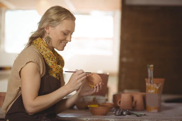 Kvinnliga potter målning på skål — Stockfoto