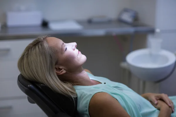 Женщина отдыхает на стоматологическом стуле — стоковое фото