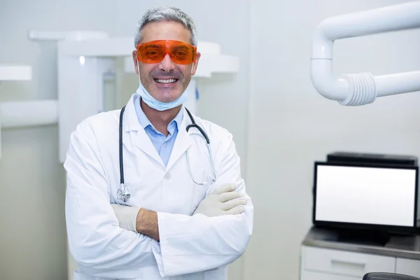 Portret van lachende tandarts permanent met armen gekruist — Stockfoto