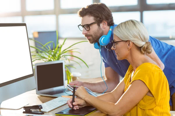 Grafisch ontwerpers met behulp van een grafisch tablet gebruikt — Stockfoto