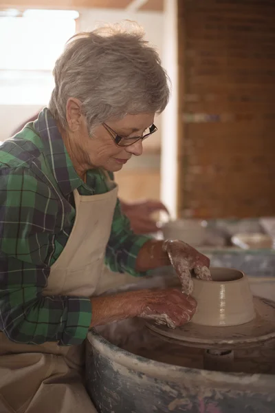 Bayan potter bir çömlek yapım — Stok fotoğraf