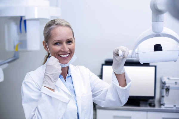 Odontoiatra femminile con luci dentali — Foto Stock