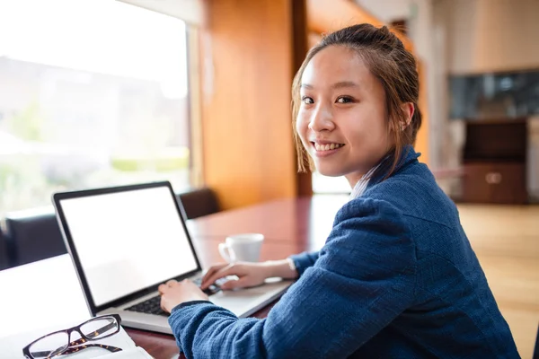 Retrato de mujer joven usando laptop —  Fotos de Stock