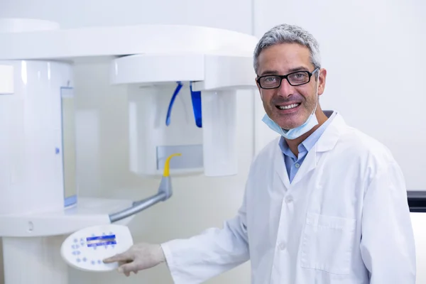 Dentista dental ajustando equipo de rayos X — Foto de Stock