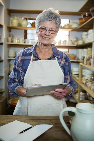 Female potter using digital tablet — Stock Photo, Image