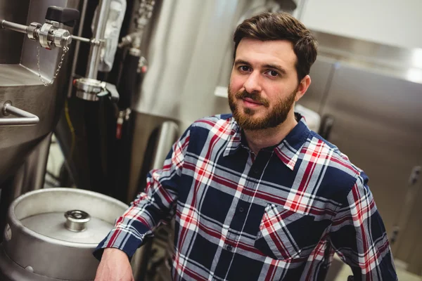 Vertrouwen fabrikant staande in brouwerij — Stockfoto