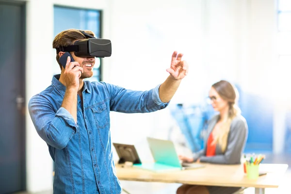 Uomo utilizzando cuffie realtà virtuale — Foto Stock