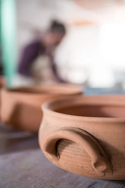 Tazón en la mesa en taller de cerámica — Foto de Stock