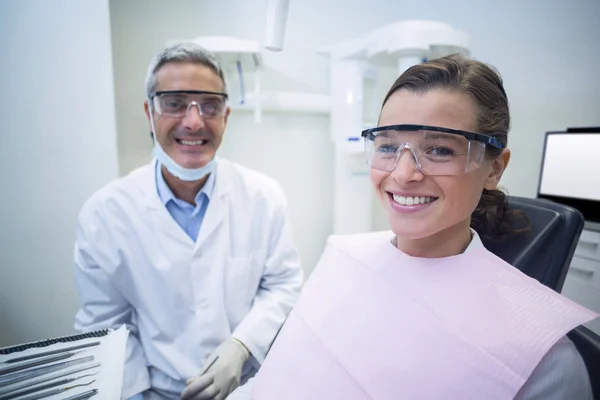 Dentiste souriant avec patiente — Photo