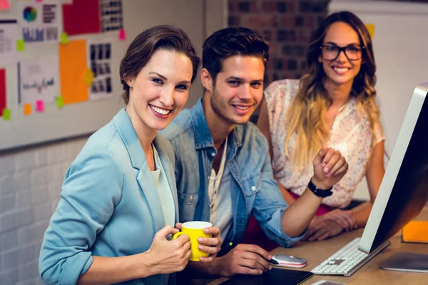 Progettisti grafici che lavorano in ufficio — Foto Stock