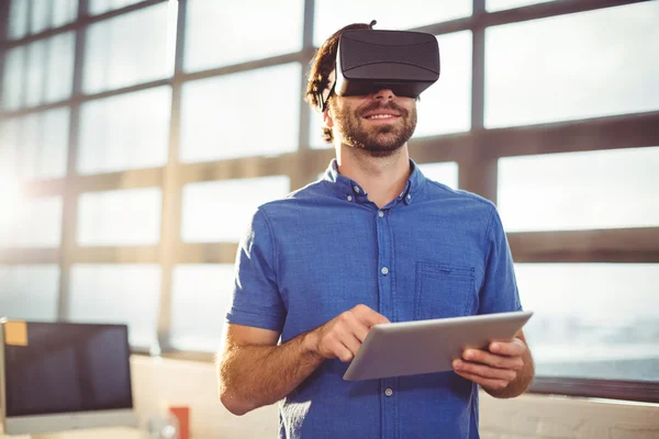 Männliche Führungskraft in Virtual-Reality-Headset — Stockfoto