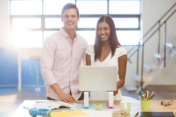 Mensen uit het bedrijfsleven zich met een laptop — Stockfoto