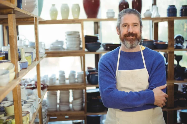 Potter mężczyzna stojący w pracowni ceramiki — Zdjęcie stockowe