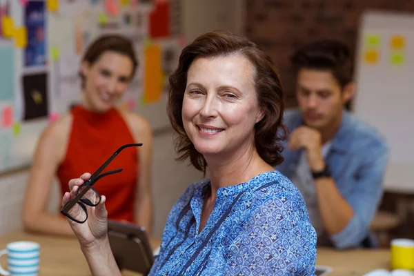 Lächelnde Geschäftsfrau mit Brille — Stockfoto