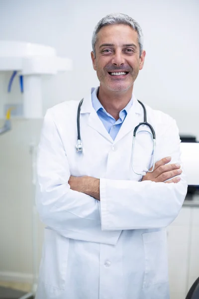 Retrato del dentista de pie con los brazos cruzados —  Fotos de Stock