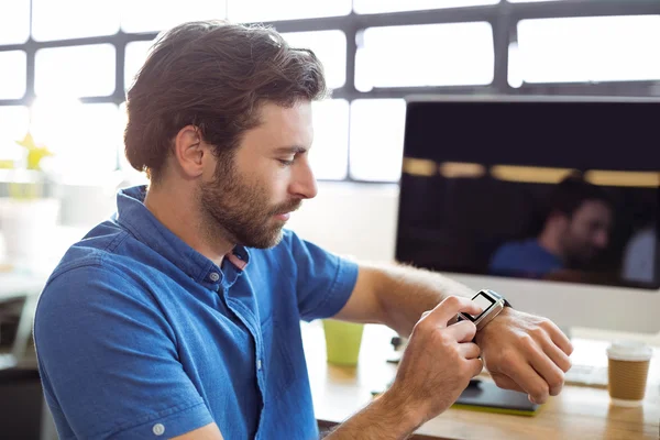 Business executive adjusting a smartwatch — Stock Photo, Image