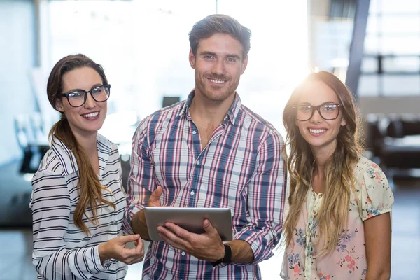 Collega's met behulp van Tablet PC — Stockfoto