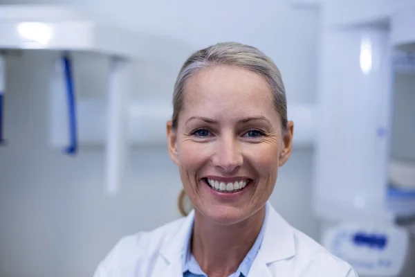 Πορτρέτο της γυναικείας οδοντίατρος χαμογελώντας — Φωτογραφία Αρχείου