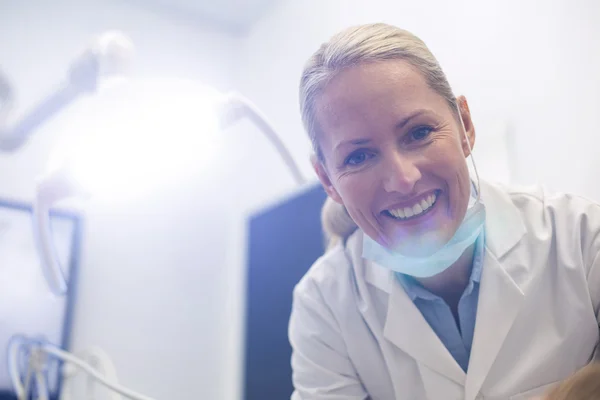 Dentista sorridente na clínica odontológica — Fotografia de Stock