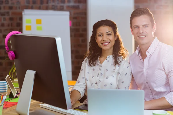 Businesswoman sitting with coworker — Stock Photo, Image